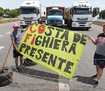 Cuarto día de piquete de pescadores en el puente a Victoria.