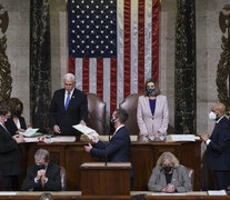 Mike Pence, junto a  Nancy Pelosi, recibe la certificación de los votos de West Virginia durante la confirmación de Biden.  (Fuente: AFP) (Fuente: AFP) (Fuente: AFP)