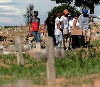 Entiero de muerto por coronavirus en Caju, al norte de Río de JAneiro (Fuente: EFE) (Fuente: EFE) (Fuente: EFE)