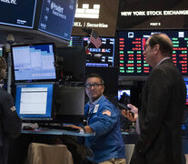En el mismo momento que se desbordaba el Capitolio las acciones de Wall Street continuaban marcando niveles record de cotización. (Fuente: AFP) (Fuente: AFP) (Fuente: AFP)