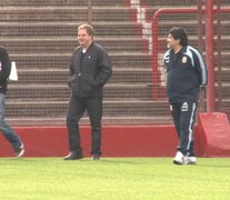 Maradona en el césped de la cancha que lleva su nombre, junto con los realizadores del documental.