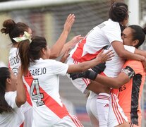 Todos los abrazos para Florencia Chiribelo, la heroina del partido al atajar un penal. (Fuente: Prensa River) (Fuente: Prensa River) (Fuente: Prensa River)