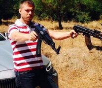 1. Serkan Kurtulus con sus armas, cuando trabajaba para el servicio secreto turco. 2.Para Kurtulus era un orgullo ayudar a la guerrilla turcomana. 3. La detención de Kurtulus en Puerto Madero.(Telam)