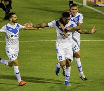 Brizuela y Mulet festejan el gol que le valió a Vélez la clasificación para la final.