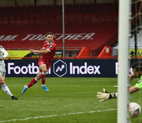 Ni Phillips ni Casilla pueden evitar el primer gol de Crawley. (Fuente: AFP) (Fuente: AFP) (Fuente: AFP)