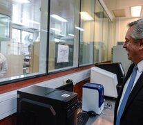  El Presidente va a recorrer, según se informó oficialmente, los laboratorios de la Universidad Nacional de San Martín donde se desarrolló el suero hiperinmune para combatir el coronavirus. 