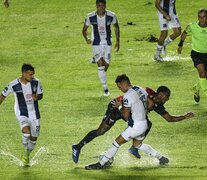 Lucha en el barro. El campo de juego fue protagonista en Santa Fe. (Fuente: Télam) (Fuente: Télam) (Fuente: Télam)