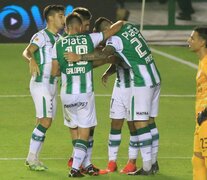 Los jugadores de Banfield saludan a Bordagaray por su gol. (Fuente: Télam) (Fuente: Télam) (Fuente: Télam)