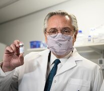 El presidente Alberto Fernández recorrió las instalaciones de la compañía biotecnológica Inmunova, en la Universidad Nacional de San Martín, que desarrolló junto a otros centros científicos públicos y privados el suero hiperinmune anti covid-19.