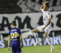 Lucas Braga festeja el tercer gol de Santos. Soldano sufre como en toda la noche. (Fuente: AFP) (Fuente: AFP) (Fuente: AFP)