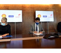 Los titulares en el país de Equinor, YPF y Shell al firmar el acuerdo