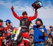 Kevin Benavides celebra un triunfo histórico para él y para Honda. (Fuente: Prensa Dakar) (Fuente: Prensa Dakar) (Fuente: Prensa Dakar)