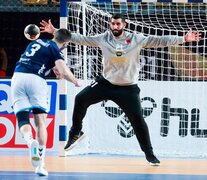 Federico Pizarro, goleador y MVP, define ante Mohamed Al Husain. (Fuente: Twitter CAHandball) (Fuente: Twitter CAHandball) (Fuente: Twitter CAHandball)