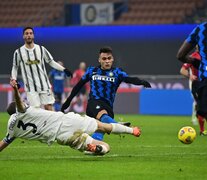 Lautaro remata ante la marca de Chiellini. Inter venció al nonacampeón de Italia. (Fuente: AFP) (Fuente: AFP) (Fuente: AFP)