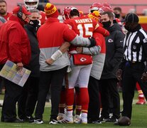 Pat Mahomes se retira del campo, ayudado por los colaboradores tras el tremendo golpe que recibió. (Fuente: AFP) (Fuente: AFP) (Fuente: AFP)