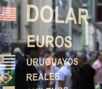 El dólar blue cerró a 159 pesos y bajó 36 pesos desde su pico de fines de octubre. (Fuente: Bernardino Avila) (Fuente: Bernardino Avila) (Fuente: Bernardino Avila)