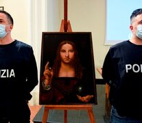 Oficiales de la policía italiana junto a la pintura recuperada.  (Fuente: EFE) (Fuente: EFE) (Fuente: EFE)