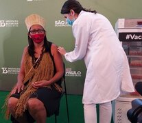 La enfermera y lideresa indígena Vanuzia Santos, en la primera línea de la vacunación. (Fuente: Twitter) (Fuente: Twitter) (Fuente: Twitter)
