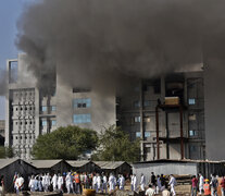 Incendio en el Serum Institute of India, donde se produce la vacuna de AstraZeneca contra el coronavirus, generó preocupación. (Fuente: AFP) (Fuente: AFP) (Fuente: AFP)