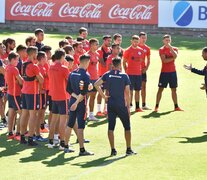 La charla de Dabove con los futbolistas en el Bajo Flores. (Fuente: NA) (Fuente: NA) (Fuente: NA)