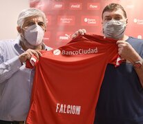 Moyano presenta a Falcioni, flamante DT del Rojo.  (Fuente: NA) (Fuente: NA) (Fuente: NA)