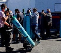 Fila para recargar tubo de oxígeno en Guadalajara. (Fuente: EFE) (Fuente: EFE) (Fuente: EFE)