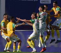 Todo Defensa celebra el gol de Frías. (Fuente: AFP) (Fuente: AFP) (Fuente: AFP)