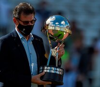 Mario Kempes sostiene en la previa el trofeo obtenido por Defensa y Justicia. (Fuente: AFP) (Fuente: AFP) (Fuente: AFP)