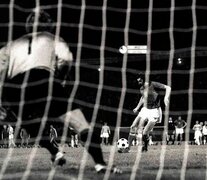 El alemán Maier vuela a su izquierda mientras Panenka acaricia la pelota. No sabía lo que le esperaba. (Fuente: AFP) (Fuente: AFP) (Fuente: AFP)