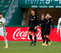 El uruguayo Araujo, Riqui Puig y Jordi Alba festejan el segundo gol de Barcelona. (Fuente: EFE) (Fuente: EFE) (Fuente: EFE)