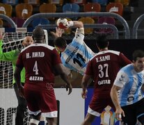 Lucas Moscariello convierte un nuevo gol desde la posición del pivot. (Fuente: Twitter CAHandball) (Fuente: Twitter CAHandball) (Fuente: Twitter CAHandball)