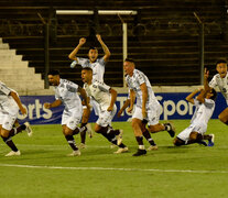 Platense festeja el pasaje a las semfinales frente a Riestra. (Fuente: Prensa Platense) (Fuente: Prensa Platense) (Fuente: Prensa Platense)