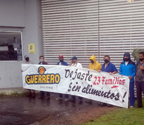 Los trabajadores despedidos se manifestaron frente a la fábrica