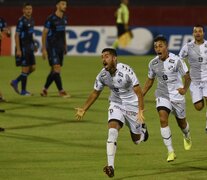 Luciano Recalde grita el primer gol de Platense, apenas iniciado el encuentro. (Fuente: Télam) (Fuente: Télam) (Fuente: Télam)