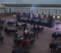 El anfiteatro, con protocolo y La Esencia de la Cumbia y Ayelén Becker en el escenario.