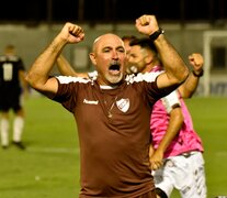 Juan Manuel &amp;quot;Chocho&amp;quot; Llop, DT de Platense. (Fuente: Prensa Platense) (Fuente: Prensa Platense) (Fuente: Prensa Platense)