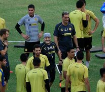 Diego Maradona y Luis Islas junto a los jugadores de Dorados.