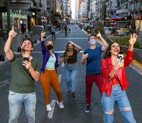 Los participantes se dan cita los sábados en la puerta del Teatro Metropolitan.