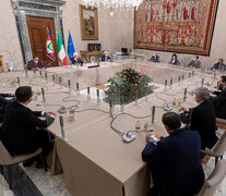 Mattarella, delante de las banderas, encabeza una reunión con los jefes de los partidos de derecha este viernes. (Fuente: AFP) (Fuente: AFP) (Fuente: AFP)