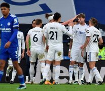 Todo Leeds felicita a Bamford por el gol del 2 a 1. (Fuente: EFE) (Fuente: EFE) (Fuente: EFE)