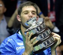 Federico Delbonis besa su réplica de la Ensaladera de Plata. (Fuente: DyN) (Fuente: DyN) (Fuente: DyN)