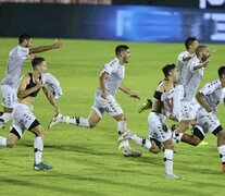 Los jugadores de Platense van en busca de De Olivera. (Fuente: NA) (Fuente: NA) (Fuente: NA)