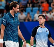 Medvedev (1,98 metro) saluda a Schwartzman (1,70) tras el partido. (Fuente: Prensa ATP) (Fuente: Prensa ATP) (Fuente: Prensa ATP)