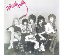 Portada del debut de los New York Dolls, Sylvain es el segundo desde la izquierda.