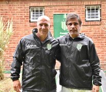 Hugo Donato, responsable del fútbol juvenil de Banfield, junto a Archu Sanguinetti. (Fuente: Prensa Banfield) (Fuente: Prensa Banfield) (Fuente: Prensa Banfield)