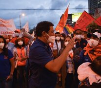 Arauz saluda a sus seguidores durante el cierre de campaña en Quito. (Fuente: AFP) (Fuente: AFP) (Fuente: AFP)