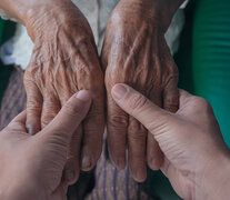 La asistencia a los ancianos forma parte de las políticas de cuidado. 