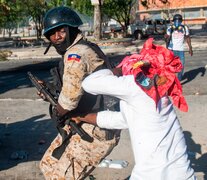 Un policía enfrenta a un manifestante cerca de Palacio Nacional en Puerto Príncipe. (Fuente: AFP) (Fuente: AFP) (Fuente: AFP)