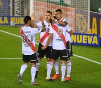 Casco, Borré, Alvarez y Suárez festejan el 2 a 0 parcial en el Florencio Sola. (Fuente: Télam) (Fuente: Télam) (Fuente: Télam)