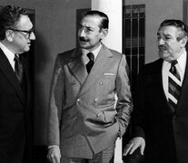 Kissinger, Videla y el embajador estadounidense en Argentina, Raul Castro.